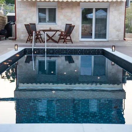Private Pool Sani